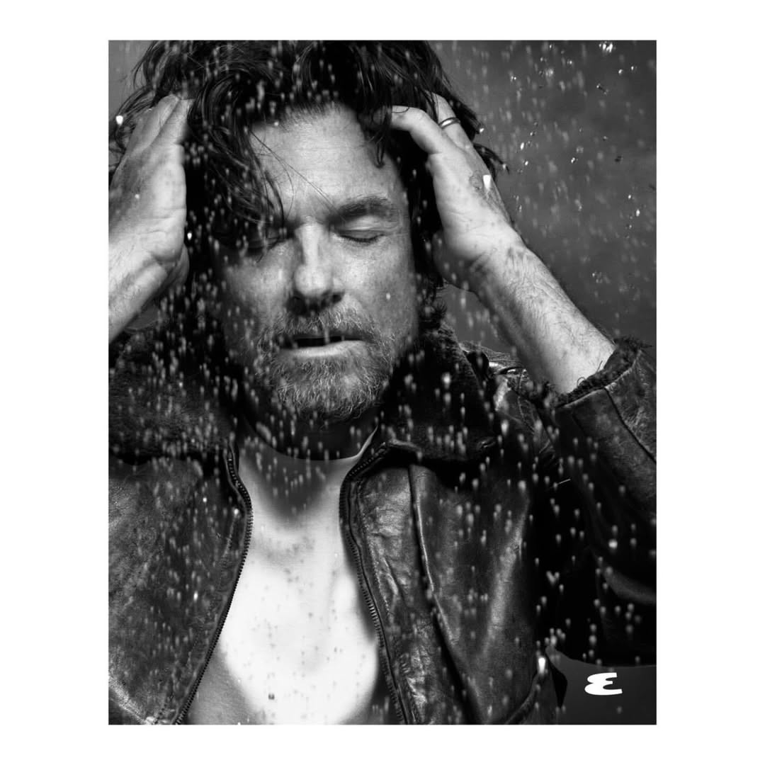 Since getting his start as a child star, Bateman has been a near-constant onscreen presence in film and TV. Adept in both comedy and drama—moving between “Zootopia” and “Arrested Development” to “Ozark” and “Black Rabbit”—he’s also won honors as both an actor and a director.

As one third of the SmartLess podcast, alongside Sean Hayes and Will Arnett, he’s interviewed everyone from Neil deGrasse Tyson to Paul Thomas Anderson to Jon Bon Jovi—and, once, Presidents Biden, Obama, and Clinton, all at the same time. …
@JasonBateman for @Esquire Winter 25/26 🥶❄️☃️

Photographed By Mark Seliger @markseliger
Styled by Mark Holmes @styleitholmes
Grooming by Ericka Verrett @ericka_verrett
Set Design by Lux Wright @luxalot
Backdrops by Katherine Aungier @711grandave
Tailoring by Suzy Yun @suzyyun
Production by Jill Roy at 3Star Productions @jillroy @3Star_Productions @russlemkin 
Special Thanks to Ruth Levy at Seliger Studio @boomboomlevy
Esquire Design Director Martin Hoops @mhoopsdesign
Esquire Visual Director: James Morris @j_alexander_photo
Esquire Entertainment Director: Andrea Cuttler @angcutt
Esquire Editor-in-Chief: Michael Sebastian @michaeljsebastian