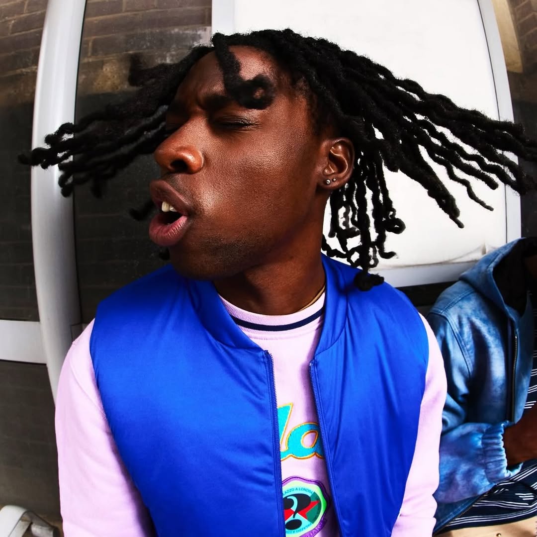 OUT N ABOUT 👀 👟 fab new shoot by @haninastudio produced by us! @aandrcreativeproduction 

models @valgreen_11 @michaelsheriff_jr corey4s 
style @adelecany 
groom @graciejaicoxmakeup 
production @eliotbrittain @aandrcreativeproduction 

#streetwear #mensstreetwear #photography #production #shootproduction