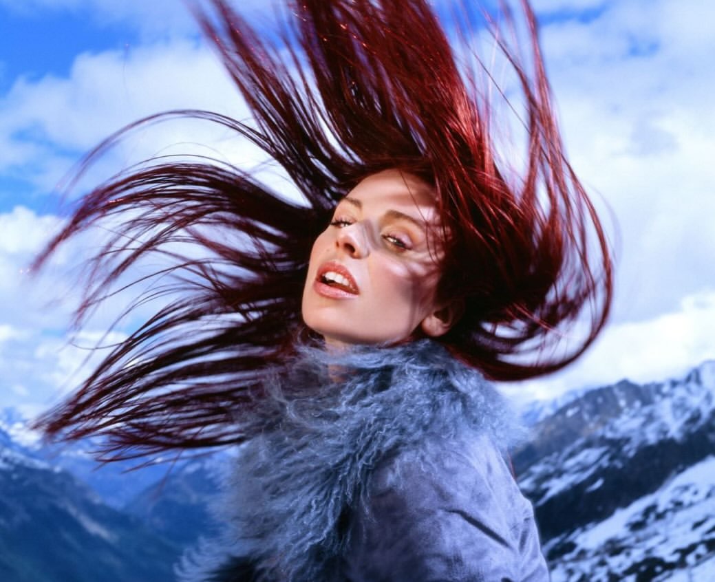 From BEACH to GLACIER 🏖️➡️🗻⛷️ album cover shoot ‘A little louder, please’ @rosegray_ 

Production by us @aandrcreativeproduction shot by our super talented @yanavannuffel @aandrcreativeagency 

#rosegray #chamonix #snow #shoot #photography #photographer #photoshoot #albumcover #album #coverart