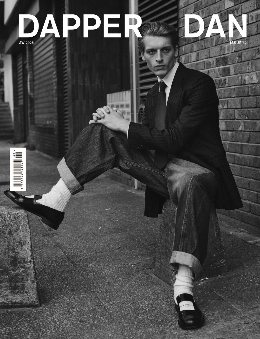 DAPPER DAN 32 #AW25 

Colin Otto in @givenchy

Photography by @studiojohansandberg
Fashion by @dimphydenotter
Grooming by @fatmabendris
Modelled by @qt_coco at @tomorrowisanotherday_agency
Casting by @alexandrasandbergcasting
Photographer’s assistants Katarina Karsikas, Symphonie Steinmetz and Erik Lundgren
Stylist’s assistants Tara Fournierie and Cecile van Herwijen

All clothes Givenchy by Sarah Burton AW 2025 @givenchy

#dapperdanmagazine #alexandrasandbergcasting