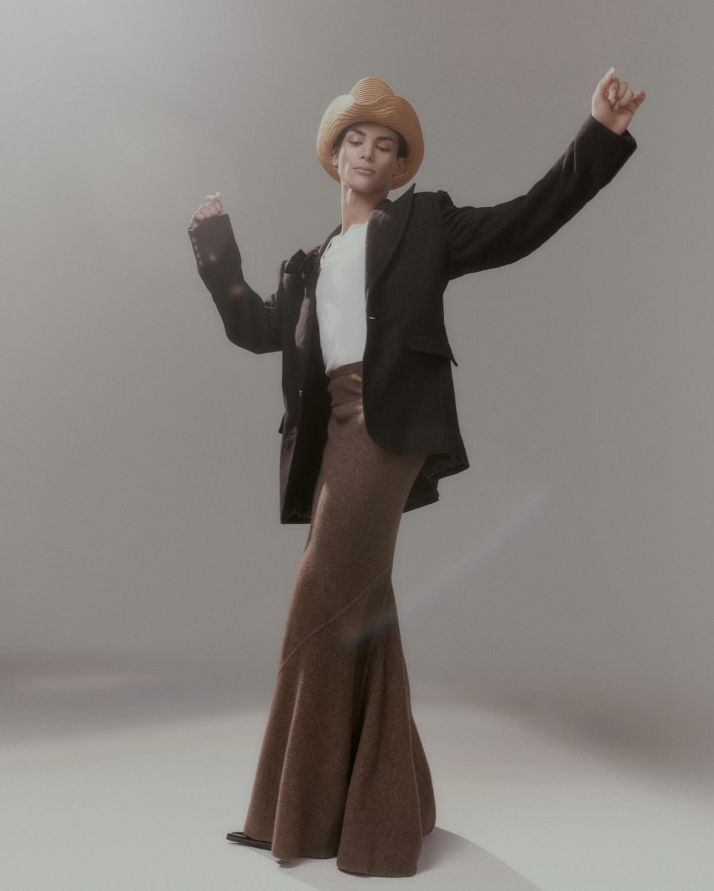 2025 and back to work⚡️ @schonmagazine @saulitoo_3 @luisthestylist @willowmayorbeauty @glovebox.studio @dmwfoto @natewoodruff @seoulbeebb @amandampratt