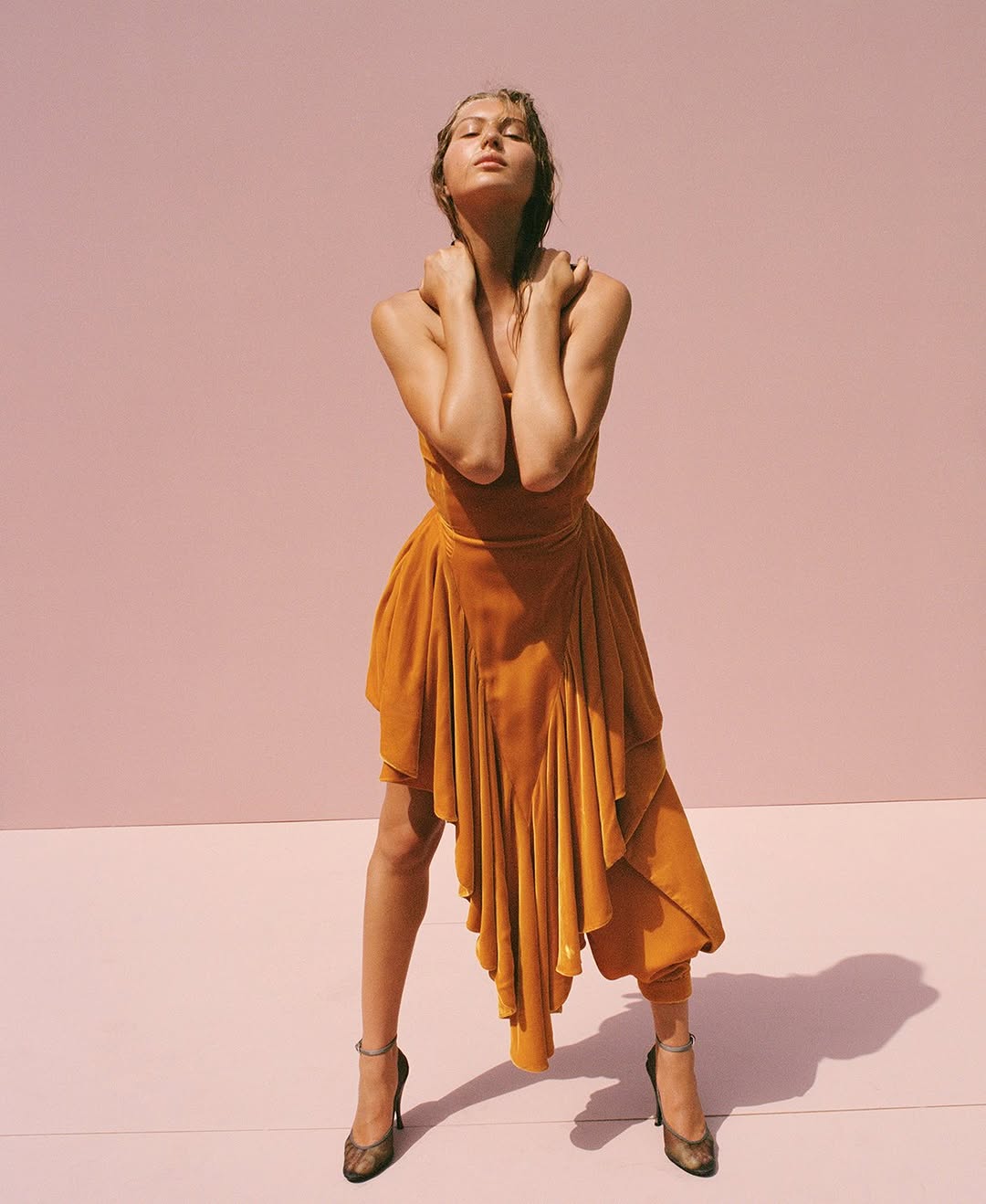 M le Magazine du Monde, Spécial Mode September 2026
Photographer: @ZoeGhertner
Creative Director: @JBTalbourdet
Stylist: @EmmanuelleAlt
Hair: @CyndiaHarvey
Makeup: @LuciaPicaOfficial
Manicurist: @Beatrice_Eni
Set Design: @Polly_SetDesign
Casting: @Piergiorgio
@GiuliaMassullo
@dmcasting
Production: @apstudioinc