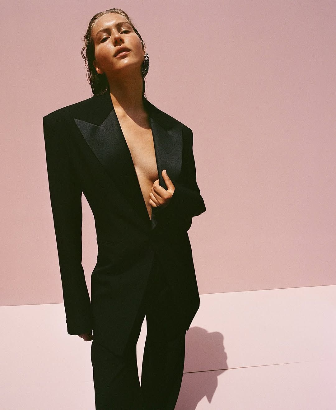 M le Magazine du Monde, Spécial Mode September 2026
Photographer: @ZoeGhertner
Creative Director: @JBTalbourdet
Stylist: @EmmanuelleAlt
Hair: @CyndiaHarvey
Makeup: @LuciaPicaOfficial
Manicurist: @Beatrice_Eni
Set Design: @Polly_SetDesign
Casting: @Piergiorgio
@GiuliaMassullo
@dmcasting
Production: @apstudioinc
