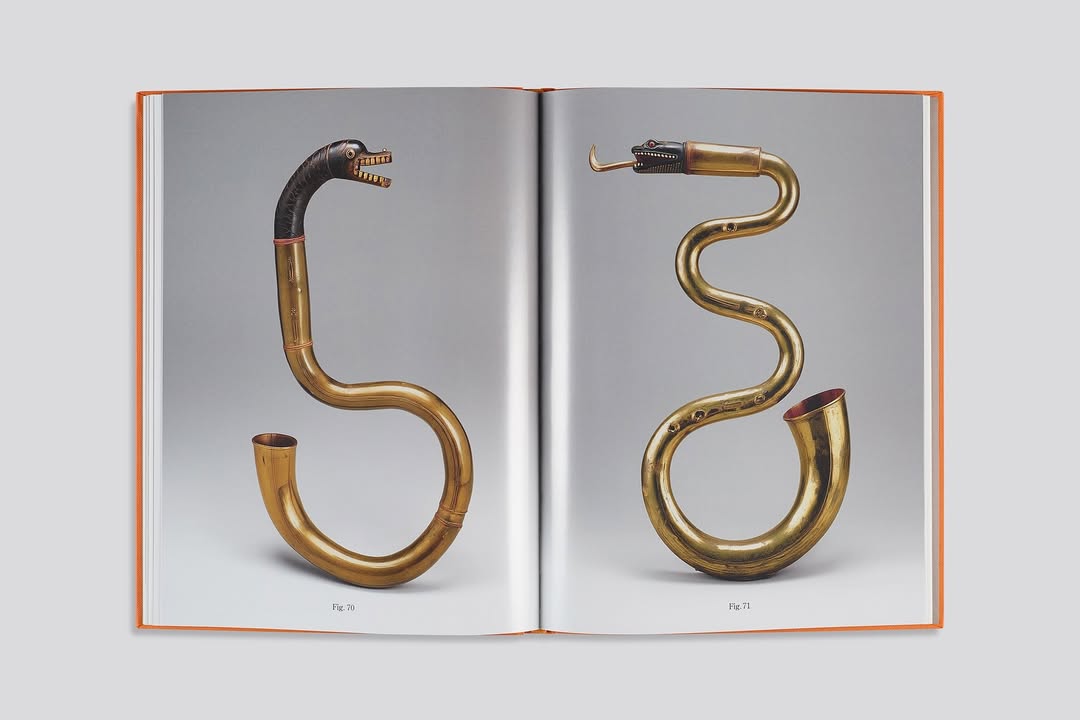 Postproduction and color separation of Inframundi by @elisa_valenzuelaa, published by @notenote.editions

Join us tomorrow for the launch and book signing! 
Librairie Alain Brieux
6-9 PM
48 rue Jacob, 75006 Paris 

Inframundi is a catalogue of imaginary artefacts inspired by a personal story: that of a childhood spent in the presence of an ancient pre-Columbian mummy. Drawing on this formative memory, Elisa Valenzuela imagines the objects one might need in the afterlife.

Book design @hello_dune_lunel
Printed by @grafiche_veneziane 

#artificesparis #artificesprint #elisavalenzuela