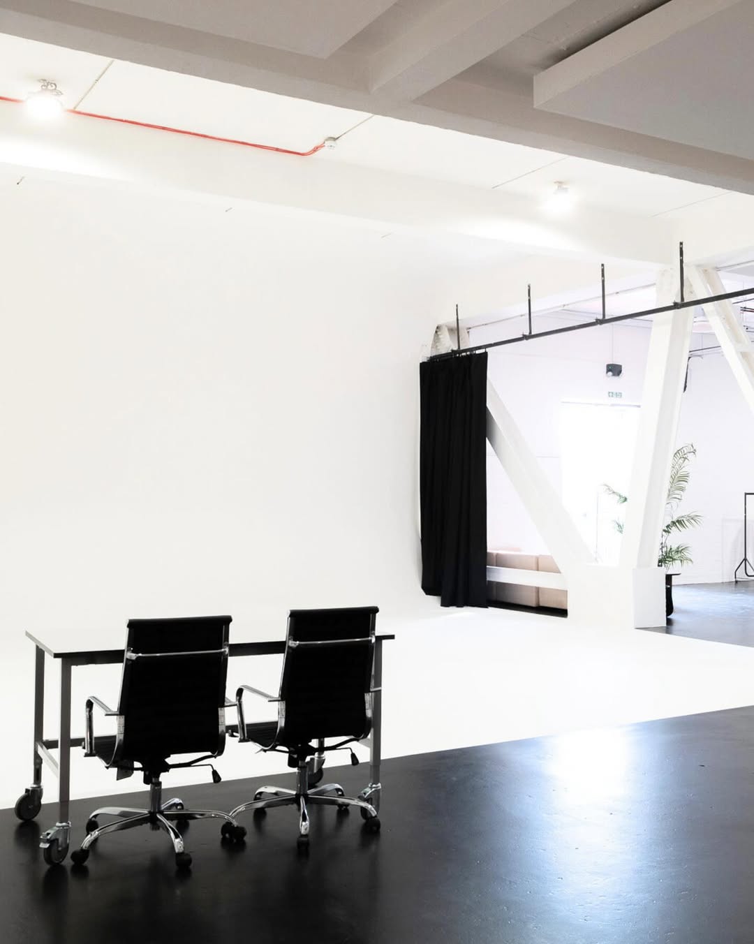 Welcome to our new studio 4

For bookings, please email production@bigskylondon.com
or call 020 7619 6600

#bigskystudios