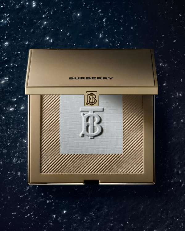 Burberry Beauty Campaign ‘Love under the st...