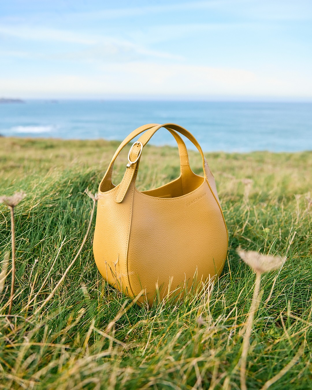 ⁣
@longchamp england journey FW25⁣
⁣⁣
⁣Directors @audreywandy⁣⁣
Photographer @_jeremyeverett⁣⁣
Still Life Photographer @guillaumesanner⁣⁣
Stylist @sagliogeraldine⁣⁣
Models @zuzanna_pagowska @fatouseckk_ @hopekcgibson @korneliamarja @yali_yang_⁣⁣
Hair @cimmahony ⁣⁣
Makeup @christellecocquet ⁣⁣
Nails @lapetitejesse⁣⁣
Set Design @hellaheck ⁣⁣
Production #brachfeld⁣⁣
⁣
Special thanks to : @clement_camaret @justine_trrs @adrien_cantenot @julia.3o3 @paranoid_angel_999 @gwenaellemm @nyfcarpe @dejan_tkv @lowris___ @georgio_jack @arno_martin #faycaldaki⁣
