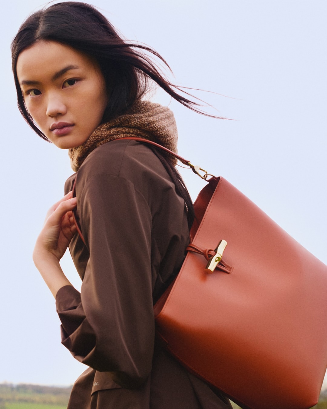 ⁣
@longchamp england journey FW25⁣
⁣⁣
⁣Directors @audreywandy⁣⁣
Photographer @_jeremyeverett⁣⁣
Still Life Photographer @guillaumesanner⁣⁣
Stylist @sagliogeraldine⁣⁣
Models @zuzanna_pagowska @fatouseckk_ @hopekcgibson @korneliamarja @yali_yang_⁣⁣
Hair @cimmahony ⁣⁣
Makeup @christellecocquet ⁣⁣
Nails @lapetitejesse⁣⁣
Set Design @hellaheck ⁣⁣
Production #brachfeld⁣⁣
⁣
Special thanks to : @clement_camaret @justine_trrs @adrien_cantenot @julia.3o3 @paranoid_angel_999 @gwenaellemm @nyfcarpe @dejan_tkv @lowris___ @georgio_jack @arno_martin #faycaldaki⁣