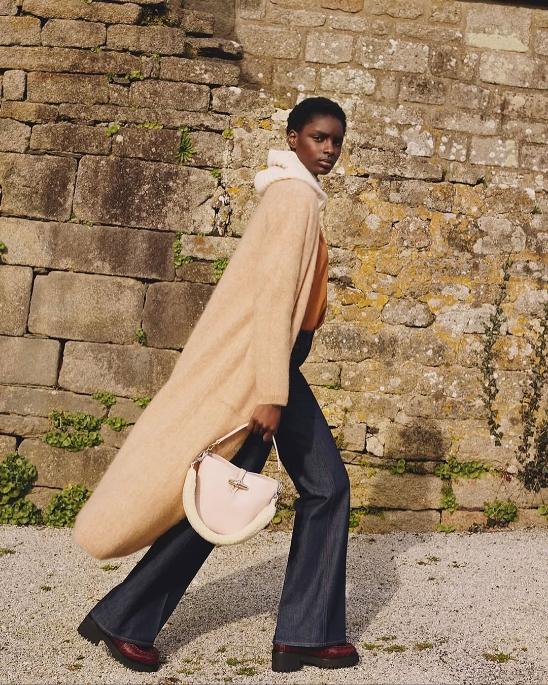 ⁣
@longchamp england journey FW25⁣
⁣⁣
⁣Directors @audreywandy⁣⁣
Photographer @_jeremyeverett⁣⁣
Still Life Photographer @guillaumesanner⁣⁣
Stylist @sagliogeraldine⁣⁣
Models @zuzanna_pagowska @fatouseckk_ @hopekcgibson @korneliamarja @yali_yang_⁣⁣
Hair @cimmahony ⁣⁣
Makeup @christellecocquet ⁣⁣
Nails @lapetitejesse⁣⁣
Set Design @hellaheck ⁣⁣
Production #brachfeld⁣⁣
⁣
Special thanks to : @clement_camaret @justine_trrs @adrien_cantenot @julia.3o3 @paranoid_angel_999 @gwenaellemm @nyfcarpe @dejan_tkv @lowris___ @georgio_jack @arno_martin #faycaldaki⁣