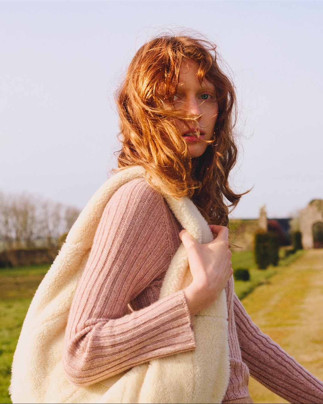 ⁣
@longchamp england journey FW25⁣
⁣⁣
⁣Directors @audreywandy⁣⁣
Photographer @_jeremyeverett⁣⁣
Still Life Photographer @guillaumesanner⁣⁣
Stylist @sagliogeraldine⁣⁣
Models @zuzanna_pagowska @fatouseckk_ @hopekcgibson @korneliamarja @yali_yang_⁣⁣
Hair @cimmahony ⁣⁣
Makeup @christellecocquet ⁣⁣
Nails @lapetitejesse⁣⁣
Set Design @hellaheck ⁣⁣
Production #brachfeld⁣⁣
⁣
Special thanks to : @clement_camaret @justine_trrs @adrien_cantenot @julia.3o3 @paranoid_angel_999 @gwenaellemm @nyfcarpe @dejan_tkv @lowris___ @georgio_jack @arno_martin #faycaldaki⁣