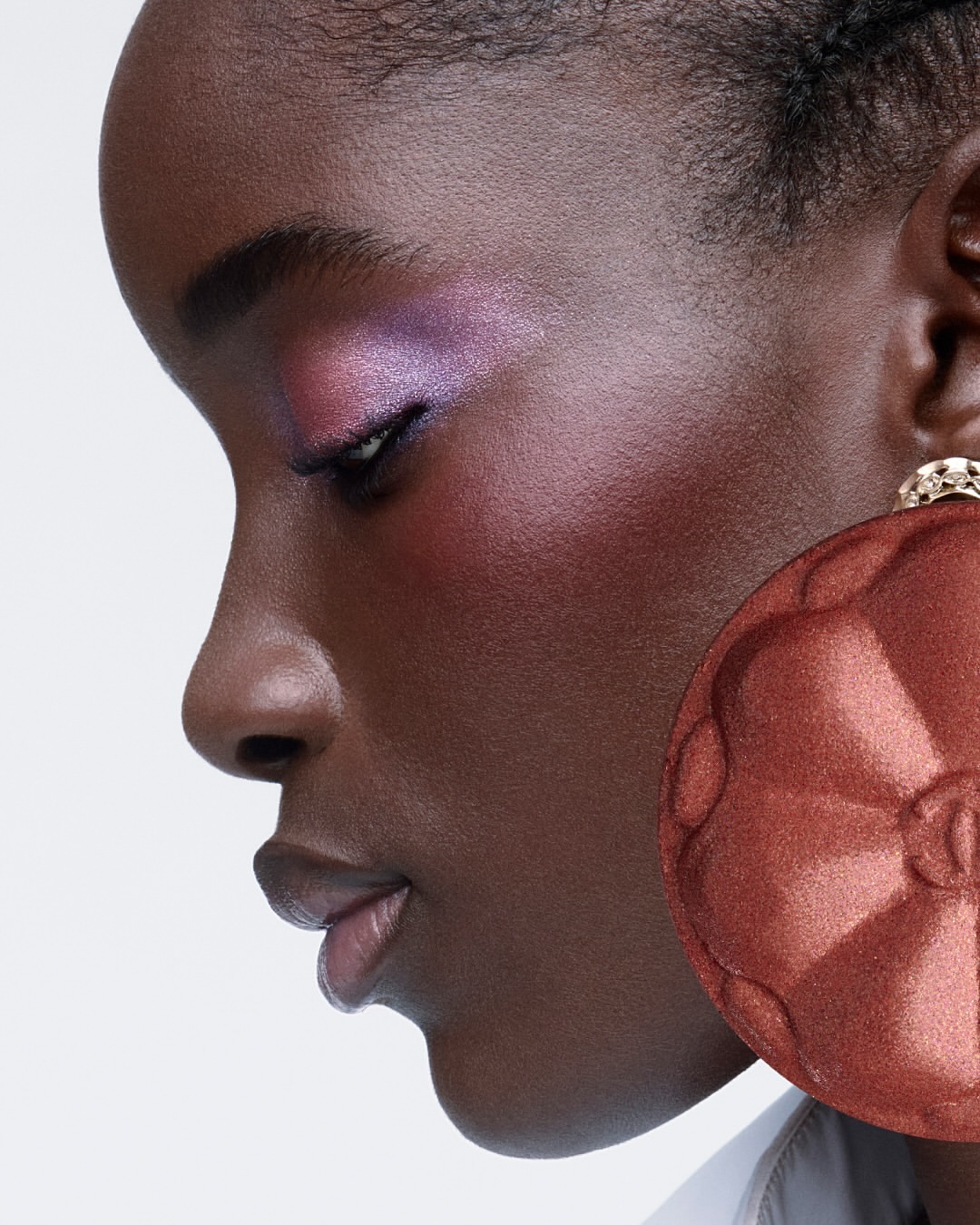 @chanelofficial @chanel.beauty les 4 ombres boutons ⁣
⁣
⁣Director @nicolaskantor⁣
Photographer @drewvickers⁣
BTS Videographer @nicolaskuttler⁣
DOP @clement_de_hollogne⁣
Stylist @imruh⁣
Models @lulutenney @dibaamaty @_ellamccutcheon @wchenhuijia⁣
Hair @benjaminmullerhair⁣
Chanel Global Makeup Creative Partner @ammydrammeh⁣
Nails @alexandrajanowski⁣
Set Design @jm.bertin⁣
Production #brachfeld⁣⁣⁣
⁣⁣
Special thanks to : @clement_camaret #charlessels @adrien_cantenot @paranoid_angel_999  @adnan_el_alemani @nyfcarpe @martin.xv3 @burg_bound #valeremartinroland @naoufel_bas @antoine_truffaut_ @raphaelle_misrahi