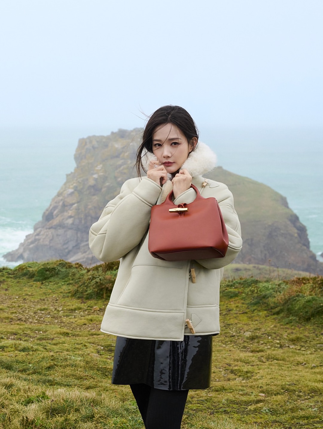 @longchamp england journey FW25⁣
⁣
Photographer & Director @theo123456⁣
DOP @bennncareyyy⁣
Models @gretaelisahofer @yitong906.li @clean_0828⁣
Hair @louisghewy⁣
Makeup @petros_petrohilos⁣
Nails @lapetitejesse⁣
Set Design @frau.juliawagner⁣
Production #brachfeld⁣⁣⁣
⁣⁣
Special thanks to : @clement_camaret @justine_trrs @adrien_cantenot @paranoid_angel_999 @julia.3o3 @gwenaellemm @nyfcarpe @adnan_el_alemani @dejan_tkv #alexandrecataudella  #sebastienbottary @famory.dmb #clementrobillard @antoine_truffaut_ @lowris___ @georgio_jack @arno_martin @bilelhentati