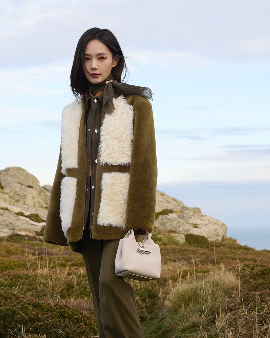 @longchamp england journey FW25⁣
⁣
Photographer & Director @theo123456⁣
DOP @bennncareyyy⁣
Models @gretaelisahofer @yitong906.li @clean_0828⁣
Hair @louisghewy⁣
Makeup @petros_petrohilos⁣
Nails @lapetitejesse⁣
Set Design @frau.juliawagner⁣
Production #brachfeld⁣⁣⁣
⁣⁣
Special thanks to : @clement_camaret @justine_trrs @adrien_cantenot @paranoid_angel_999 @julia.3o3 @gwenaellemm @nyfcarpe @adnan_el_alemani @dejan_tkv #alexandrecataudella #sebastienbottary @famory.dmb #clementrobillard @antoine_truffaut_ @lowris___ @georgio_jack @arno_martin @bilelhentati