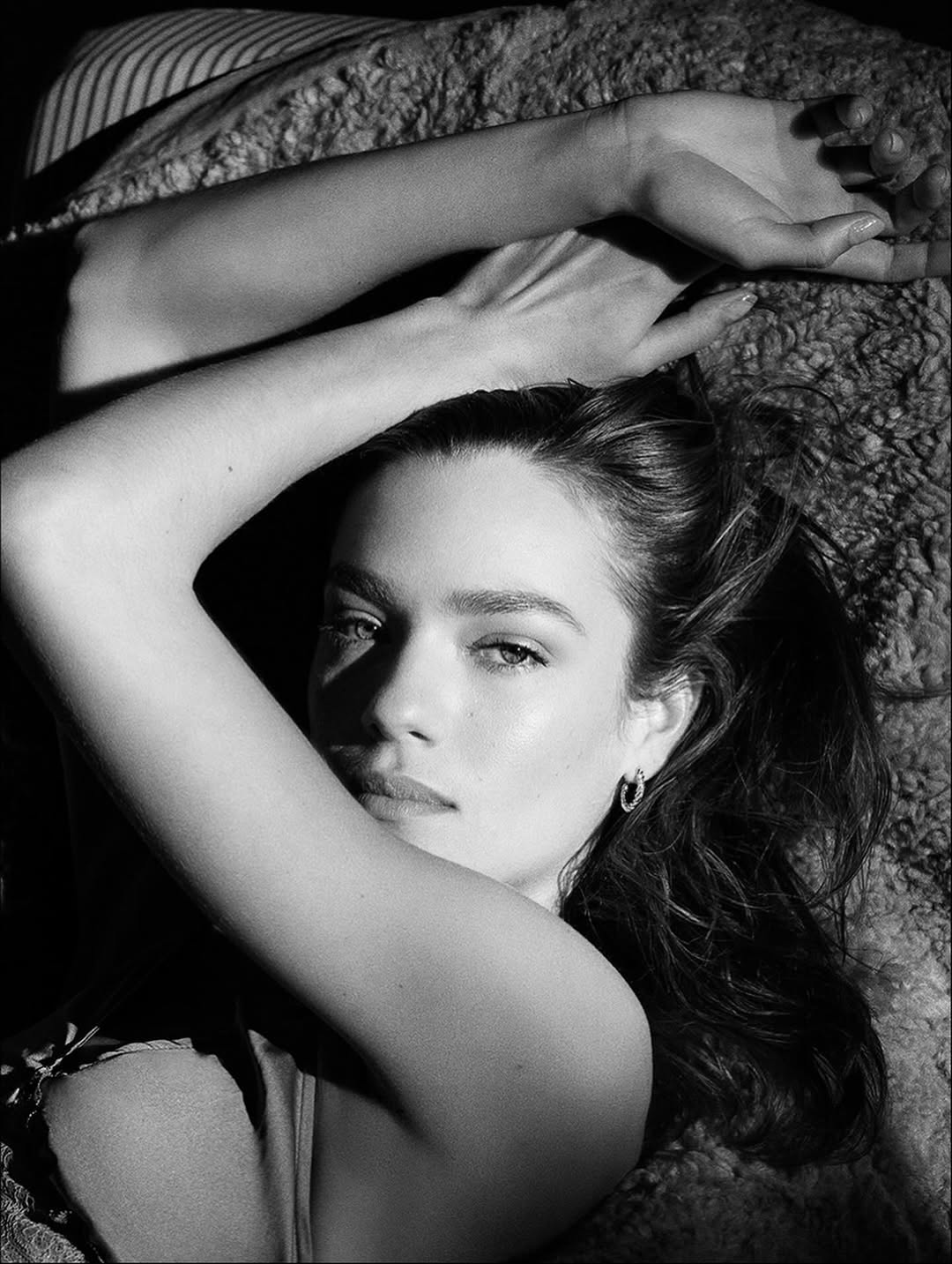 @lisalouisfratani @titaniummanagement in London 🤍

Photography @chris.and.cory 
Make Up @sarahjaggerink @capsuleagence_hmc 
Hair @tarikbennafla @stellacreativeartists 
Styling @mariannachmia
