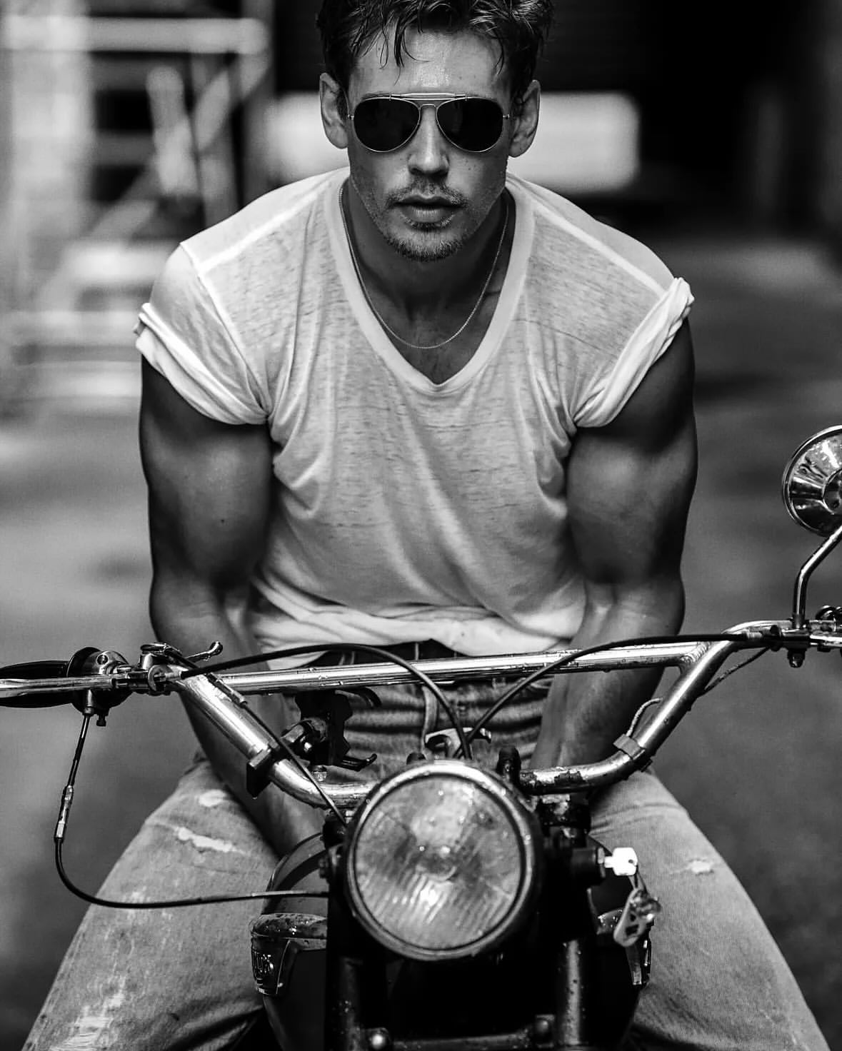 A little treat ahead of your holiday weekend @austinbutler for @menshealthmag 🥲

#CaughtStealing star #AustinButler shot by @matthewbrookesphoto for the new #menshealthmag 
Producer @yaelakayaya + @zachyproducer 
Visual Director @runred 
Entertainment Director @whatisnojan 
Stylist #RyanHastings
Groomer @jamie_grooming 
Set Design @mishkabeluga 
#abs #sweat #triumphmotorcycles #austin #menshealth #boxing #brooklyn #happyfriday #matthewbrookes #crawfordandcoproductions
