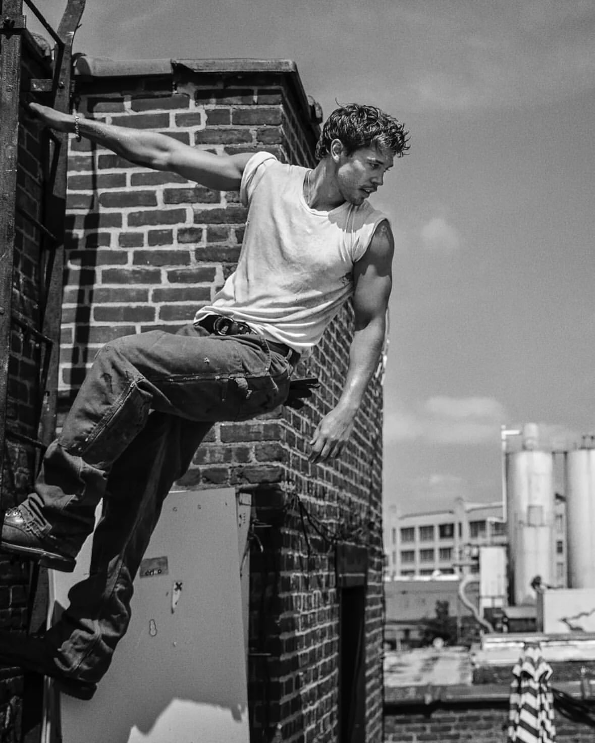 A little treat ahead of your holiday weekend @austinbutler for @menshealthmag 🥲

#CaughtStealing star #AustinButler shot by @matthewbrookesphoto for the new #menshealthmag 
Producer @yaelakayaya + @zachyproducer 
Visual Director @runred 
Entertainment Director @whatisnojan 
Stylist #RyanHastings
Groomer @jamie_grooming 
Set Design @mishkabeluga 
#abs #sweat #triumphmotorcycles #austin #menshealth #boxing #brooklyn #happyfriday #matthewbrookes #crawfordandcoproductions