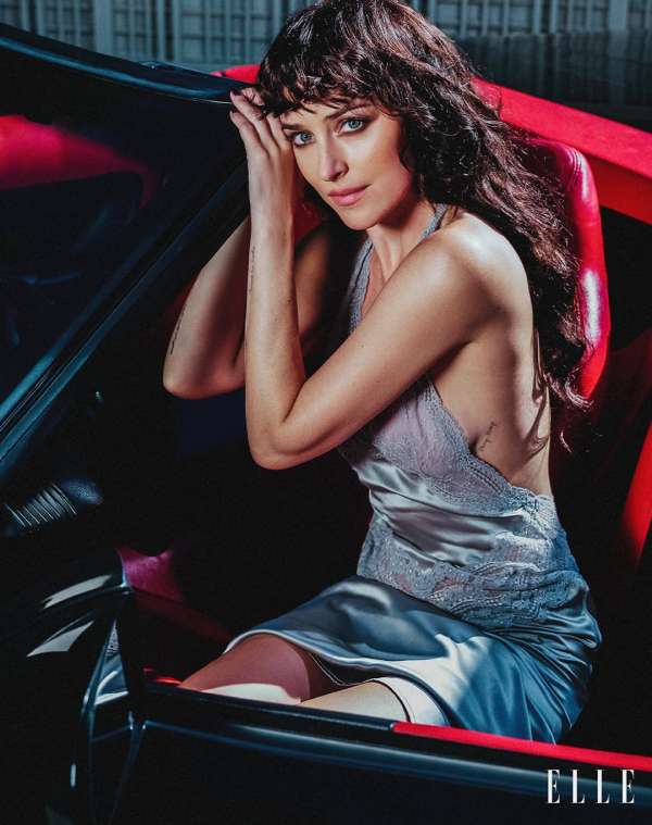 Miss @dakotajohnson for @ellebrasil 📹