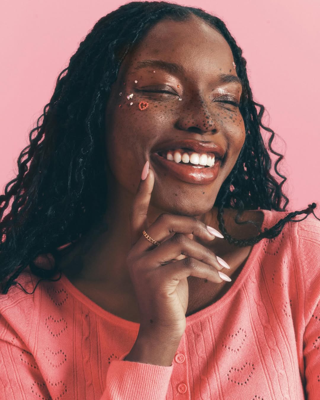 Galentine’s Cuties ready for the holiday @target ❣️
#ValentinesDay babes shot by @tomschirmacher and produced by @zachyproducer
Creative @lyndsygilbertson + @afrahm
Stylist @moniquebean
Hair @amber_duarte
Makeup @nathanhejl
Nails @michinail
Thank you @mrhectorsantana for having us 💘
#vday #target #targetstyle #hearts