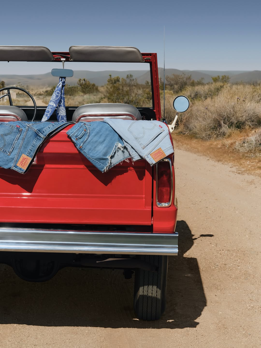Summer road trip with @target 🌵

#Target #Summer cuties shot by @brcarr and produced by @zachyproducer + @ziadgeorges 
Creative @brennasigne @cristabukoskey 
Styling @heathermelodyrest 
Hair @amber_duarte 
Makeup @dianedasilvamakeup 
Nails @banicured_ 
Props @youngbabydane 
Thank you @mrhectorsantana for having us 💋☀️
#targetstyle #americana #joshuatree