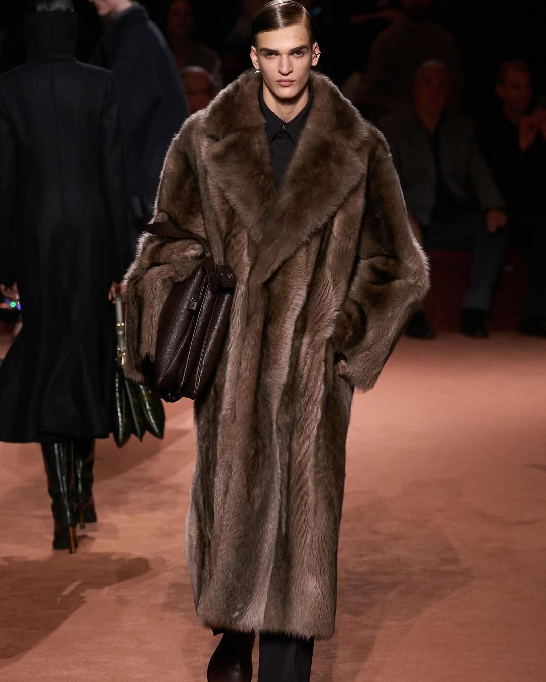 Fendi FW25 Show
@fendi by @silviaventurinifendi 

Casting @piergiorgio @giuliamassullo @clubjuliun @franziska.bachofen.echt @marco.rett @helenaamare @dmcasting 

@stockdale.charlotte 
@katielyall 
@amandaharlech 
@delfinadelettrez 
@ganio 
@guidopalau 
@peterphilipsmakeup