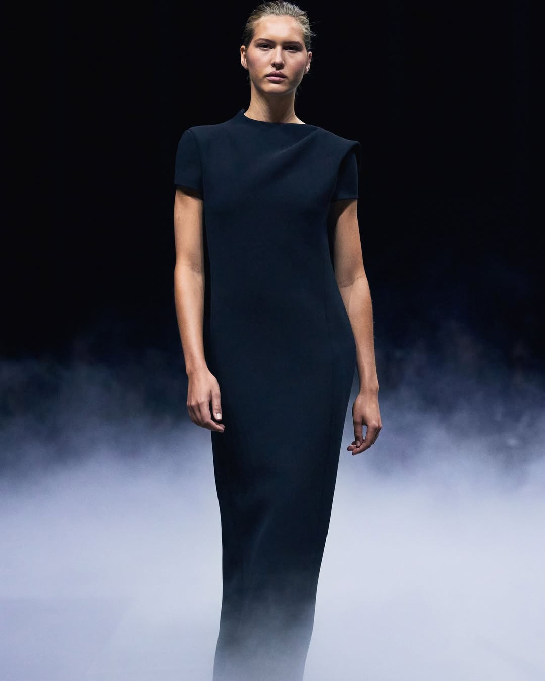 Khaite SS26 Show
@khaite_ny 

Casting by @piergiorgio @helenaballadino @brantreras 

@vanessareidofficial 
@guidopalau 
@diane.kendal
