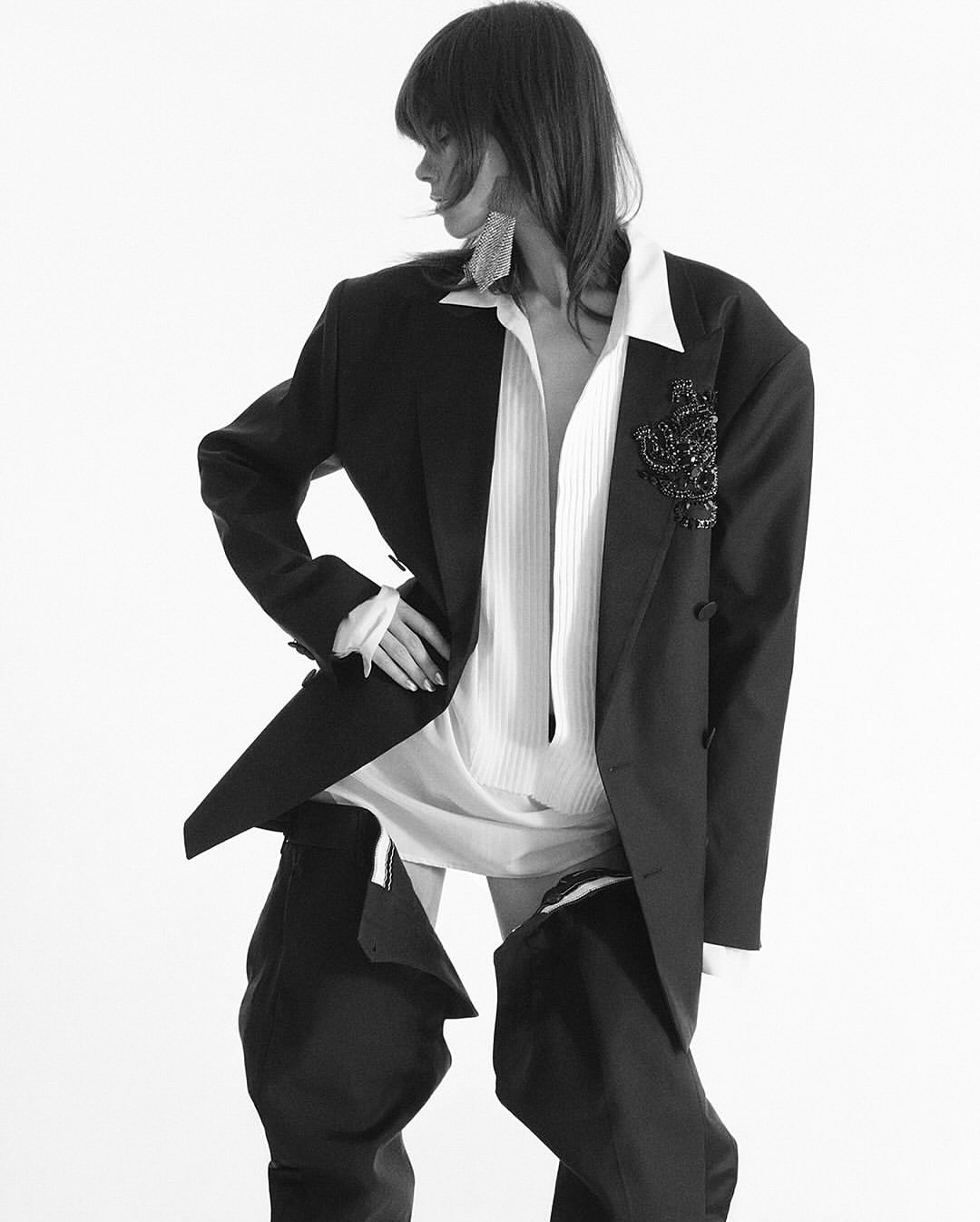 @drepubblicait
Hymne à l’amour.

Photographed by @ThurstanRedding.
Styled by @Leopolda.Duchemin.

Editor-in-Chief @EFarneti.
Casting @GiuliaMassullo and @evagriavel 

Model @JiTopsy @fordmodels
Makeup @Masae__Ito 
Hair @KiyokoOdo
Manicure #KanléFolly.
Hair assistant @Tsuyoshi.Tamai 
Stylist’s assistants @JorgeGarciaVa, #MioraJoanneMerigot.
Photographer’s assistants #ClementDauvent, JeanneLeLouarn.
Production @CinqEtoilesProductions.