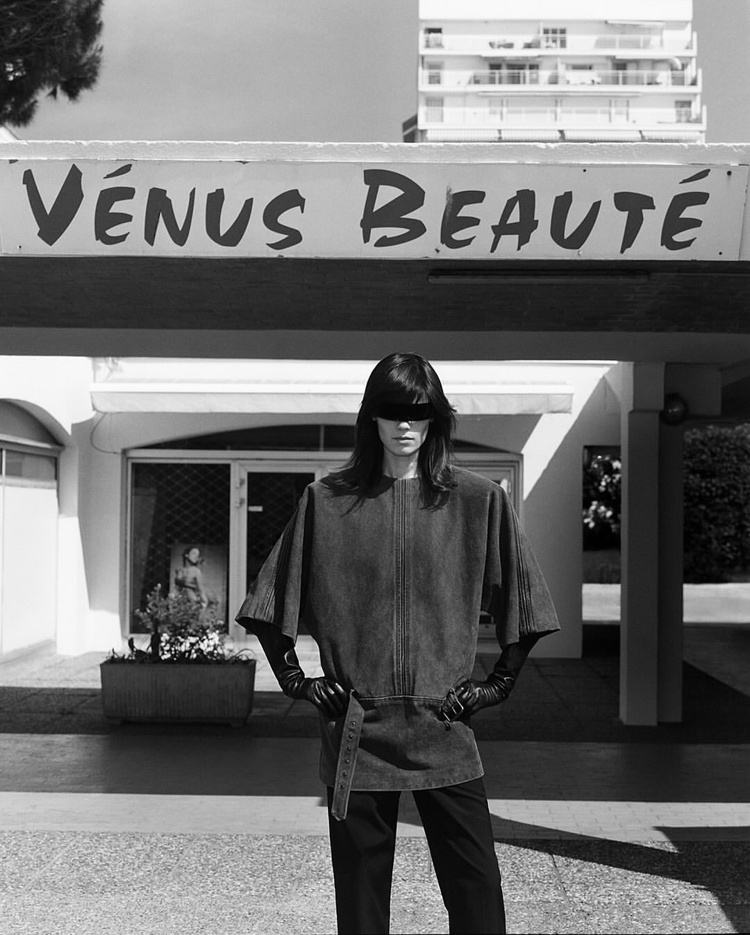 @drepubblicait
Hymne à l’amour.

Photographed by @ThurstanRedding.
Styled by @Leopolda.Duchemin.

Editor-in-Chief @EFarneti.
Casting @GiuliaMassullo and @evagriavel 

Model @JiTopsy @fordmodels
Makeup @Masae__Ito 
Hair @KiyokoOdo
Manicure #KanléFolly.
Hair assistant @Tsuyoshi.Tamai 
Stylist’s assistants @JorgeGarciaVa, #MioraJoanneMerigot.
Photographer’s assistants #ClementDauvent, JeanneLeLouarn.
Production @CinqEtoilesProductions.