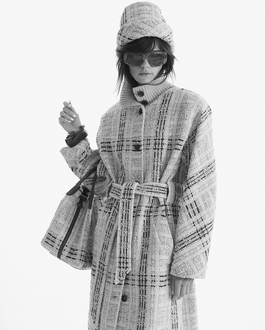 @drepubblicait
Hymne à l’amour.

Photographed by @ThurstanRedding.
Styled by @Leopolda.Duchemin.

Editor-in-Chief @EFarneti.
Casting @GiuliaMassullo and @evagriavel 

Model @JiTopsy @fordmodels
Makeup @Masae__Ito 
Hair @KiyokoOdo
Manicure #KanléFolly.
Hair assistant @Tsuyoshi.Tamai 
Stylist’s assistants @JorgeGarciaVa, #MioraJoanneMerigot.
Photographer’s assistants #ClementDauvent, JeanneLeLouarn.
Production @CinqEtoilesProductions.