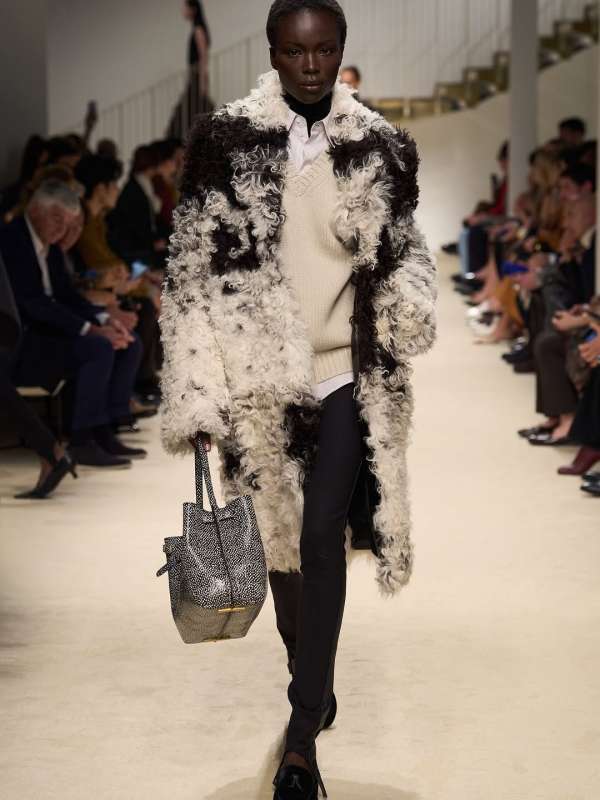 @tods fw26 show by @mt_matteotamburini 