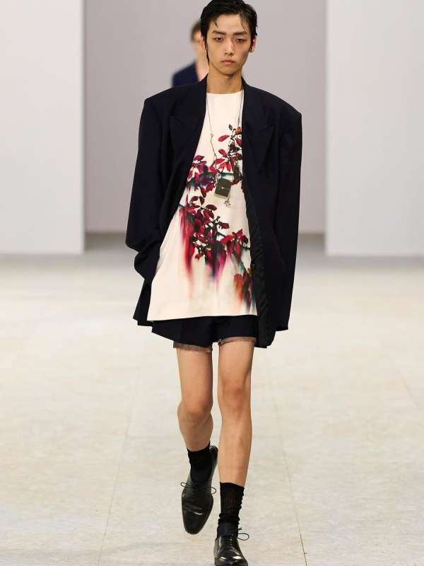 @driesvannoten SS27 Show by @julianklausner...