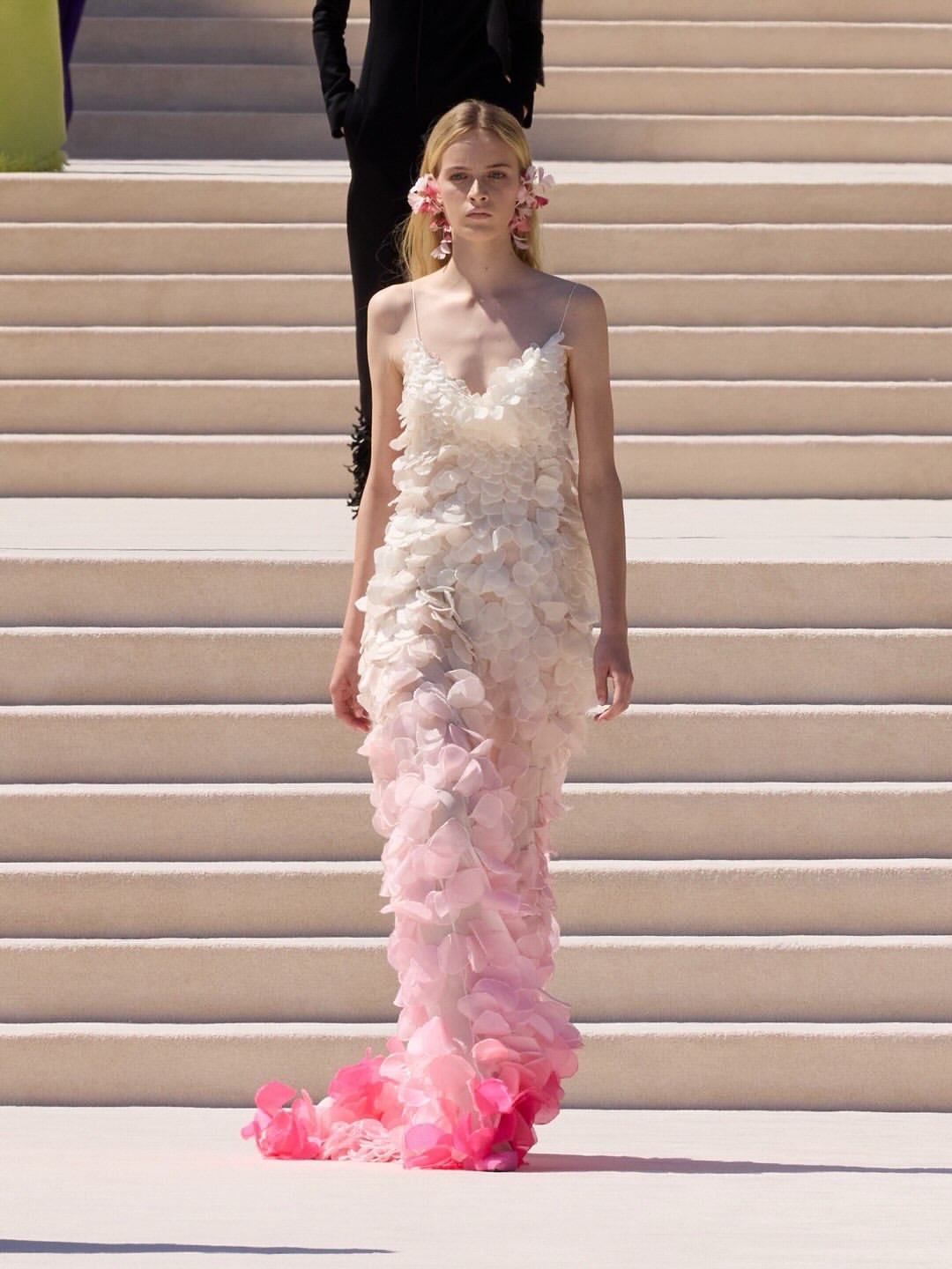 @balenciaga Haute Couture Show by @pppiccioli 

Casting by @piergiorgio @cross_bone_ @evagriavel 

#joemckenna 
@guidopalau 
@patmcgrathreal