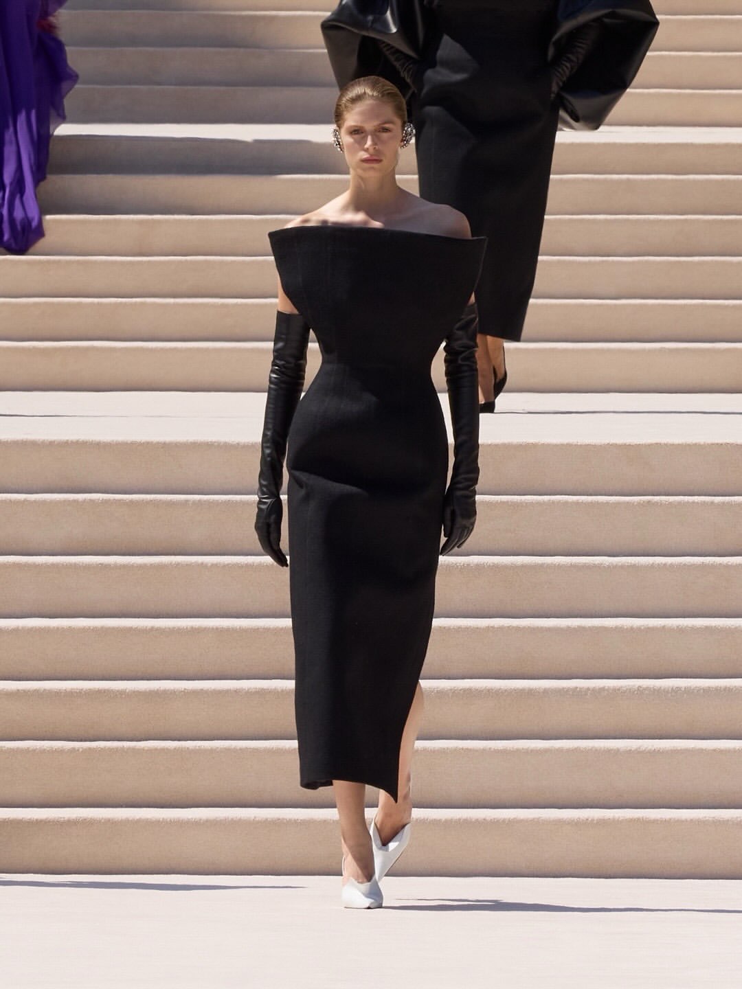 @balenciaga Haute Couture Show by @pppiccioli 

Casting by @piergiorgio @cross_bone_ @evagriavel 

#joemckenna 
@guidopalau 
@patmcgrathreal
