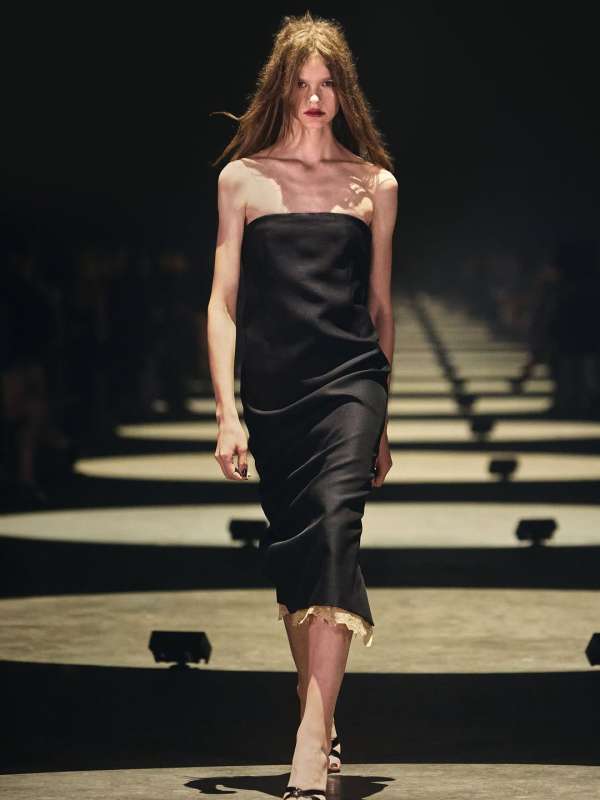 @khaite ss27 show by @cateholstein 