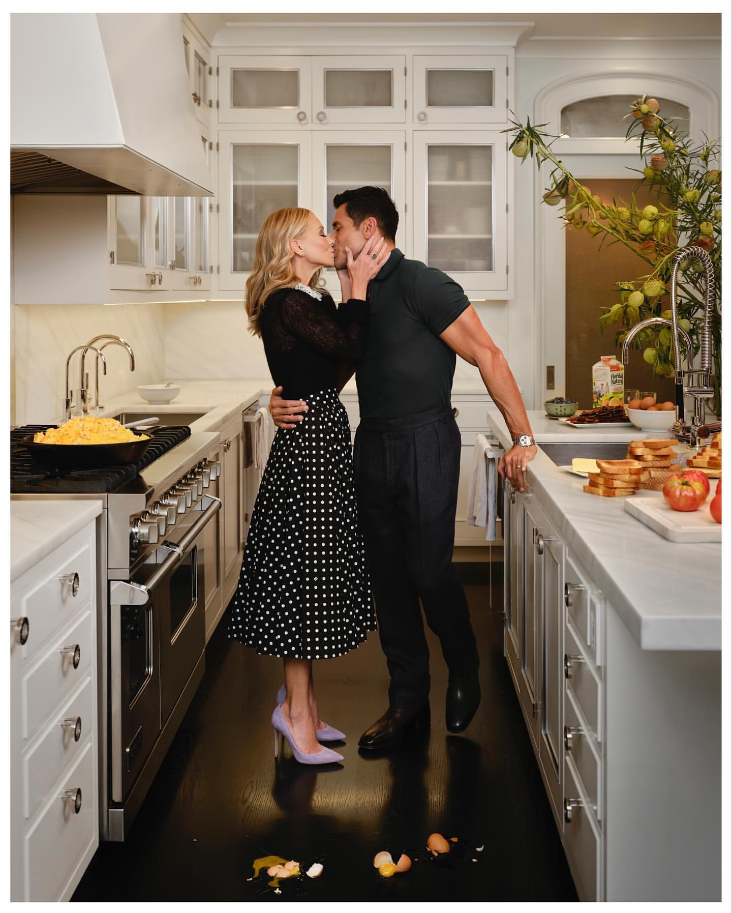•
New Work: @kellyripa and @instasuelos at home in NYC for @archdigest 
•
Designer: @studio_sofield 
•
Photography: @douglasfriedman
Lighting Tech: @_kitsinclair_ 
Styling: @anitasarsidi 
Writer: @catherinehong100 
Photo Director: @michaelsshome 
Global Interiors Editor: @alevasseur1 
EIC: @amyastley 
•
Represented by @carrieferriter_ad at @artdeptagency 
Syndication and Licensing  through @trunkarchive
•
#thefacinator 
#architecture 
#design 
#interiors 
#interiordesign 
#art
#fashion 
#photography 
#interiorphotography