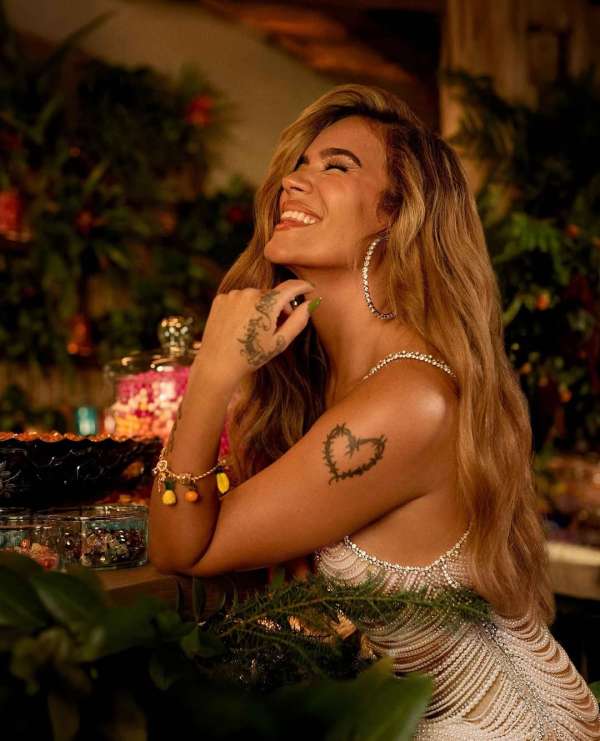 @karolg for Airbnb with retouching by us @d...