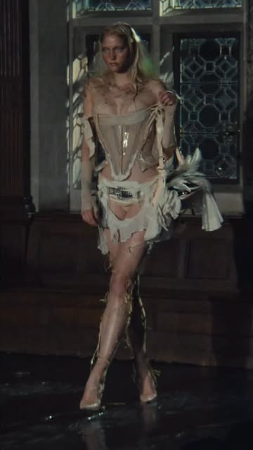 Dilara Findikoglu SS26 Runway Show “Cage of...