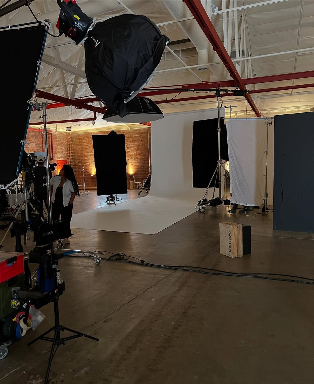 @alomen x @joeyb_9 new conquer Campaign shot entirely on @flashbx.studio OpenBx stage. #aloyoga #joeburrow #studio - schedule a visit to see all our stages - 🏈 🏈 👕