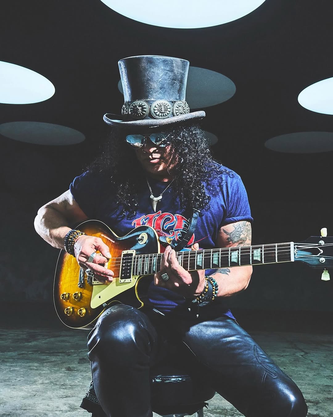 The man, the myth, the hat @slash gear from collaborations with @gibsonguitar, shot @flashbx.studio @magnatoneusa,
@seymourduncanpickups, @ernieball on LightBx and MatrixBx stages.