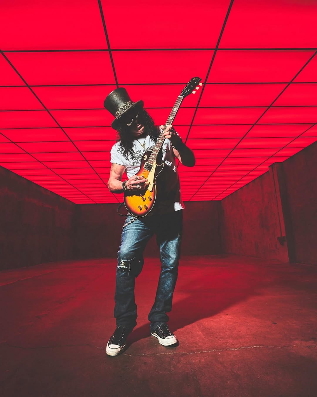 The man, the myth, the hat @slash gear from collaborations with @gibsonguitar, shot @flashbx.studio @magnatoneusa,
@seymourduncanpickups, @ernieball on LightBx and MatrixBx stages.