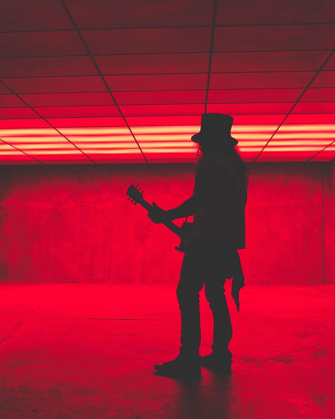 The man, the myth, the hat @slash gear from collaborations with @gibsonguitar, shot @flashbx.studio @magnatoneusa,
@seymourduncanpickups, @ernieball on LightBx and MatrixBx stages.