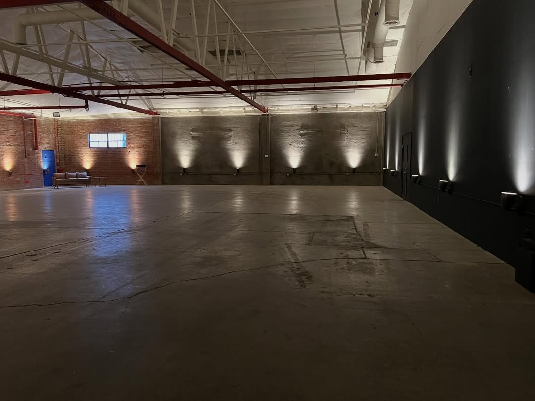 Highlight Stage 1 - OpenBx - Futuristic PreLit  Chrome / Metal module in a larger texture open warehouse . Schedule a visit @flashbx.studio