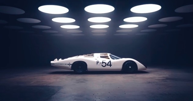 Catch me if you can. Porsche 907 Langcheck . Shot @flashbx.studio by @ goodingandcompany LightBx Stage 3. #porsche #carcollection #light