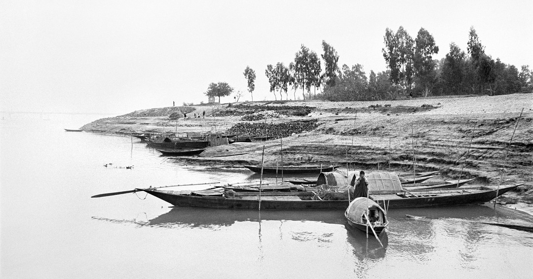 "Nomades" by @bernard_matussiere from the book "Voyages aux pays nomades : l'eau, le sable et les rêves" in collaboration with Erik Orsenna published on May 9, 2025, by Métailié Publishing.
From Cuba to the Sahel, via Bangladesh and China, the two travel-loving friends share the same ambition : to “capture reality,” as they put it.

scanning and Printing by @granondigital