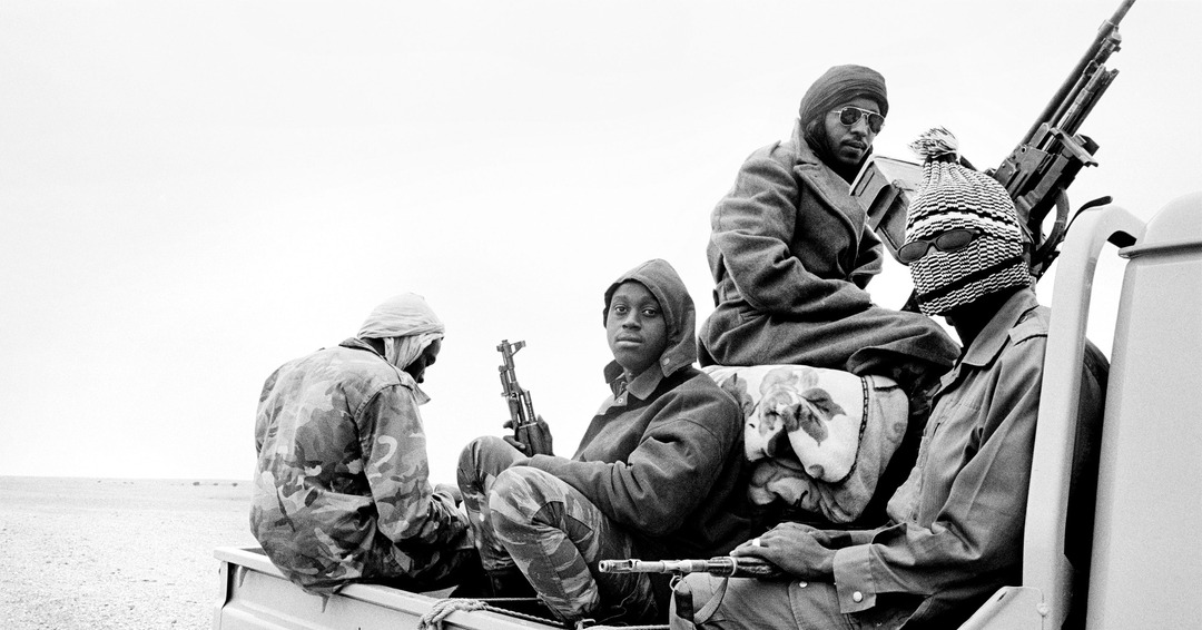 "Nomades" by @bernard_matussiere from the book "Voyages aux pays nomades : l'eau, le sable et les rêves" in collaboration with Erik Orsenna published on May 9, 2025, by Métailié Publishing.
From Cuba to the Sahel, via Bangladesh and China, the two travel-loving friends share the same ambition : to “capture reality,” as they put it.

scanning and Printing by @granondigital