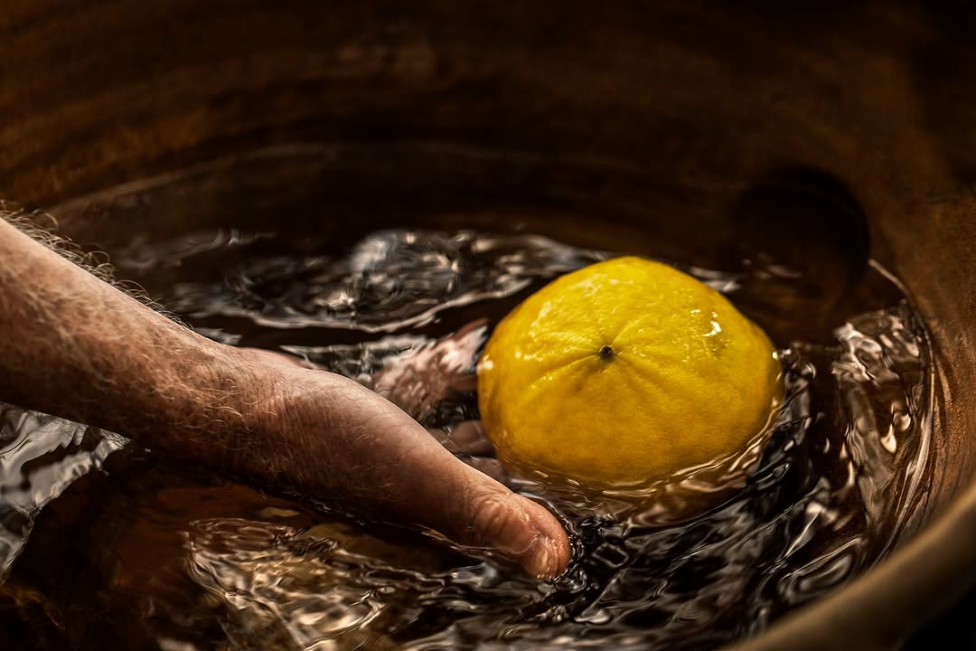 Bergamotto La Spugnatura @acquadiparma
A documentary by @polbaril
retouching and grading @granondigital
agent @julianmeijeragency
production @amazedbyproduction
A Crafted Limited-Edition from a centuries-old extraction technique preserved by a select few artisans in Calabria.
Skillful gestures passed down through generations, where the essence of bergamot is manually extracted using a natural sea sponge.
A singularly hand-crafted Eau de Parfum, rich and lively, revealing its nuances in full vibrancy. Featuring a soft rounded bottle cap with a hand-finished organic effect, designed by @lauragonzalezofficiel
#AcquadiParma #110anniversary #LaCaletta #BergamottolaSpugnatura