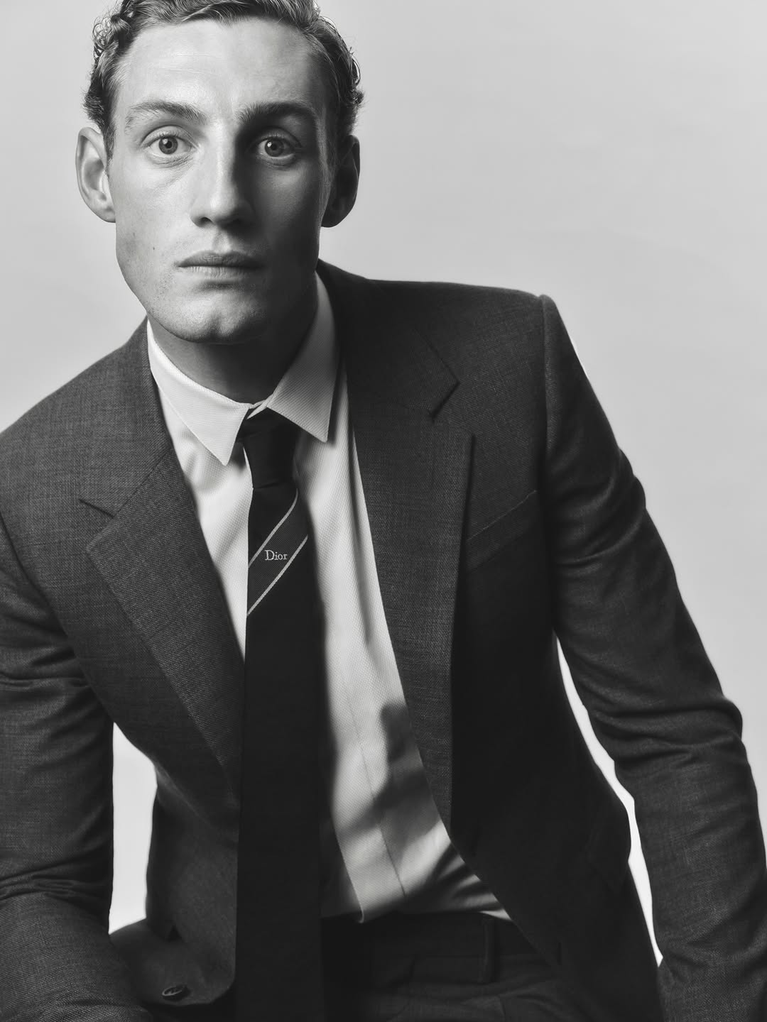 Dior Tailoring photographed by @heikkikaski
@dior @jonathan.anderson
@aubreyomahony @sktk_03

retouching @granondigital