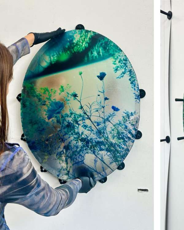 Behind the scenes in the studio, in prepara...