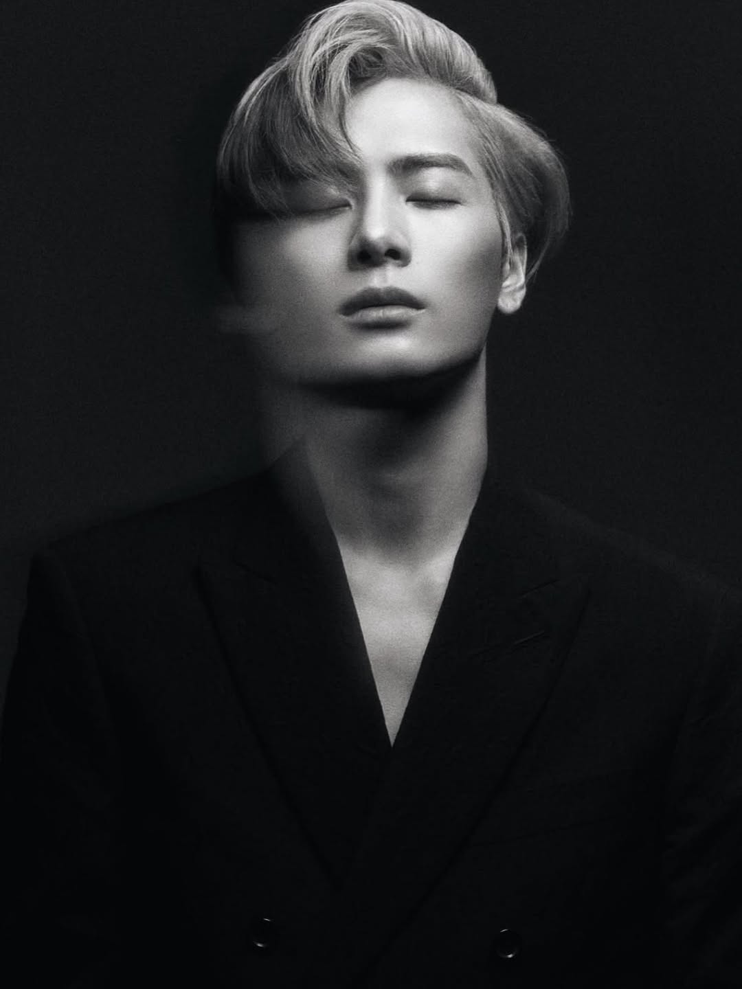 A look back at @jacksonwang852g7 for the cover of @lofficielsingapore 📸

Editor-in-Chief @1anlee
Photography @jeremychohphoto /@seemanagement
Fashion Editor @felixwoei
Styling@benjaminholtrop /@thewallgroup
Hair Wanyeong Park
Grooming Anais Jungha Kim
Digital Tech @dorianqd
Photography assistants @chir_yan_lim &@sarai.studios
Videography @brannon_gee/@agency_cm
On-set production Kenny Wang