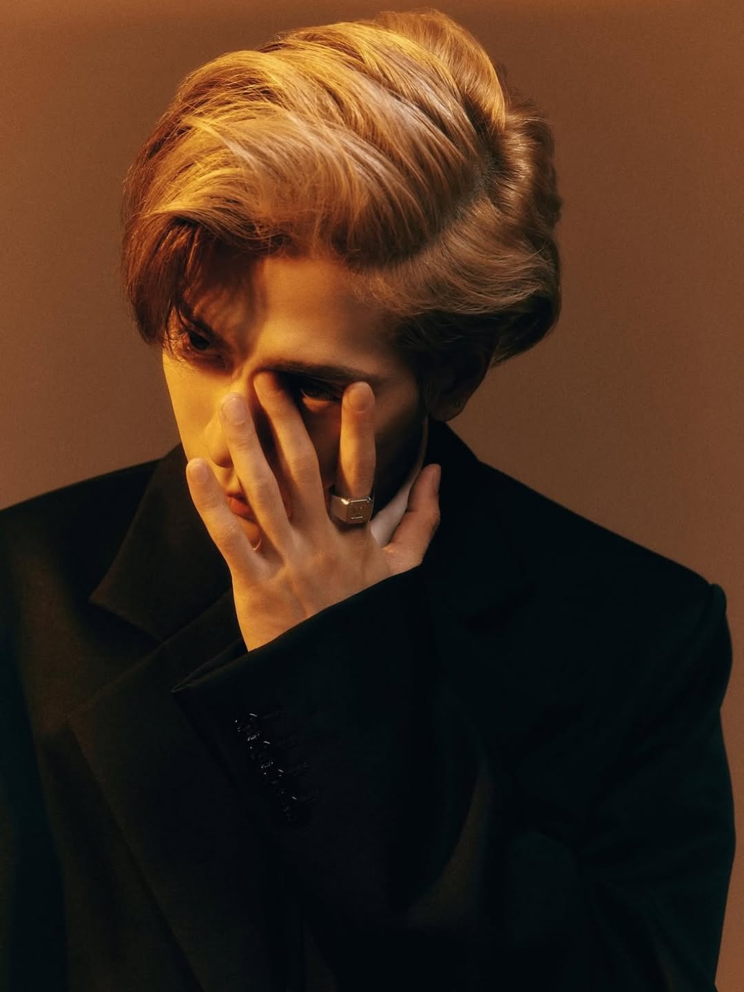 A look back at @jacksonwang852g7 for the cover of @lofficielsingapore 📸

Editor-in-Chief @1anlee
Photography @jeremychohphoto /@seemanagement
Fashion Editor @felixwoei
Styling@benjaminholtrop /@thewallgroup
Hair Wanyeong Park
Grooming Anais Jungha Kim
Digital Tech @dorianqd
Photography assistants @chir_yan_lim &@sarai.studios
Videography @brannon_gee/@agency_cm
On-set production Kenny Wang