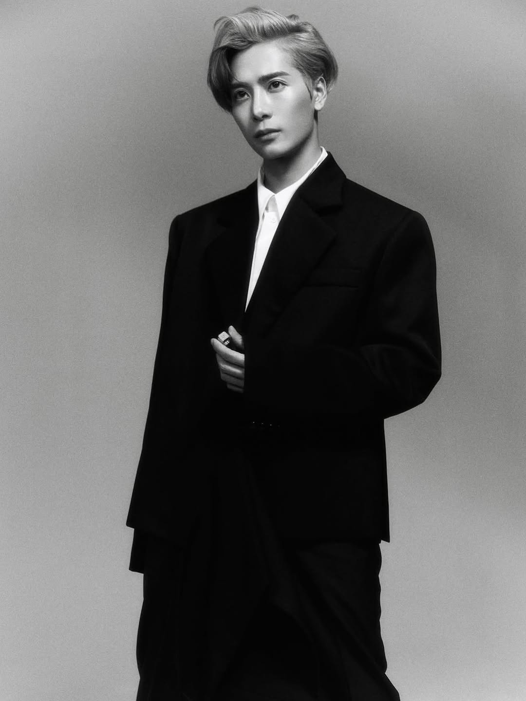 A look back at @jacksonwang852g7 for the cover of @lofficielsingapore 📸

Editor-in-Chief @1anlee
Photography @jeremychohphoto /@seemanagement
Fashion Editor @felixwoei
Styling@benjaminholtrop /@thewallgroup
Hair Wanyeong Park
Grooming Anais Jungha Kim
Digital Tech @dorianqd
Photography assistants @chir_yan_lim &@sarai.studios
Videography @brannon_gee/@agency_cm
On-set production Kenny Wang